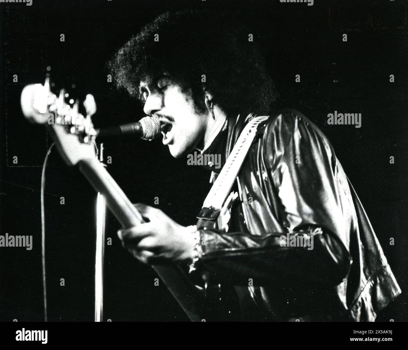 Phil Lynott, chanteur du groupe de rock irlandais Thin Lizzy, se produit à Londres le 29 juillet 1978. Banque D'Images