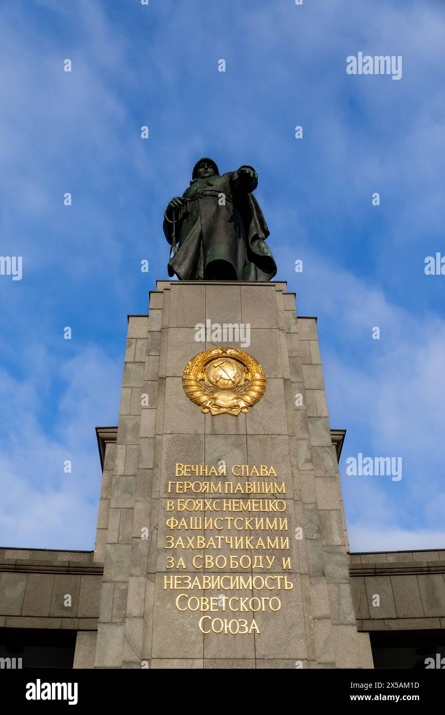 Berlin, Allemagne - 16 décembre 2023 : Statue du soldat russe au monument de la victoire près de Tiergarten dans la lumière du soleil avec fond de ciel bleu. Aucune personne visible Banque D'Images