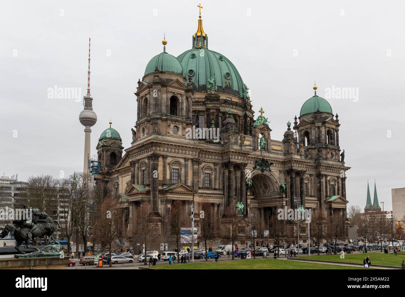 berlin, Allemagne - 16 décembre 2023 : église du dôme de Berlin et tour de télévision en journée avec des gens visibles dans la rue. Banque D'Images