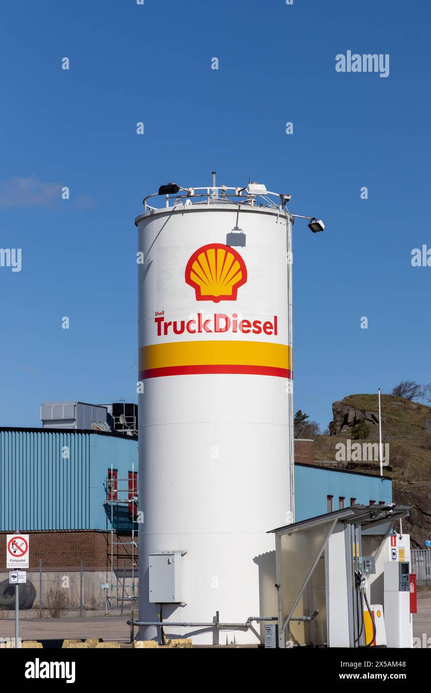 Uddevalla, Suède - avril 30 2023 : logo Shell Oil Company sur le réservoir de la station-service diesel pour camions. Aucune personne visible. Panneau d'interdiction de fumer. Banque D'Images