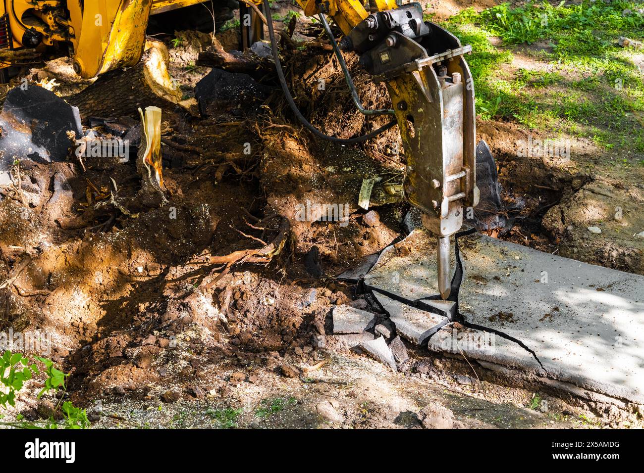 excavatrice avec marteau hydraulique brise l'asphalte vieux. le marteau brise l'asphalte. fonctionnement du marteau-piqueur Banque D'Images
