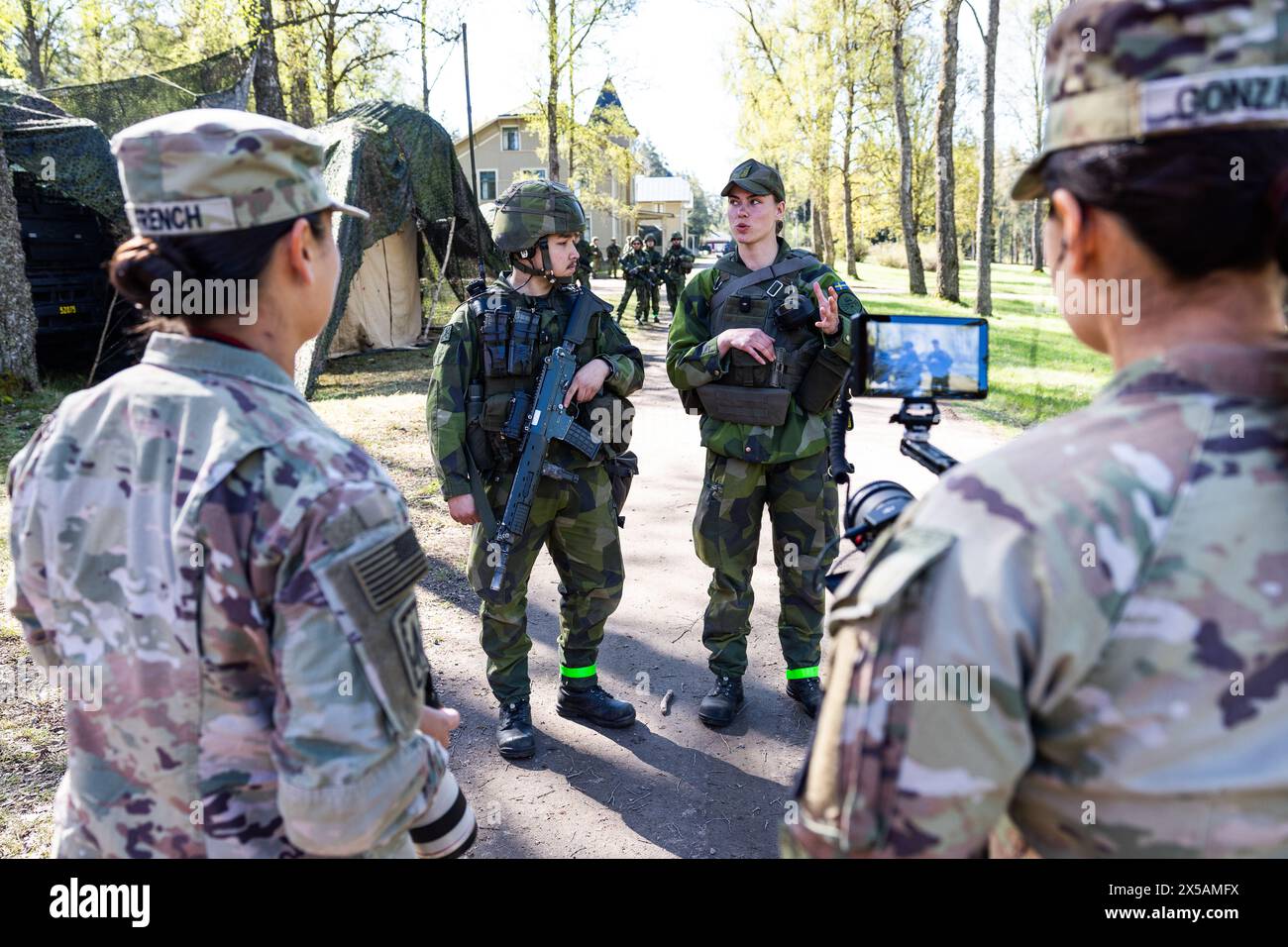 La 11e division aéroportée de l'armée américaine co-basée avec la 1re division de l'armée suédoise lors de l'exercice Swift Response 24 de l'armée américaine au champ d'entraînement et de tir de Skillingaryd, dans le comté de Småland, en Suède, mardi. La réponse rapide est dirigée par l'US Army Europe & Africa et fait partie de la série d'exercices Steadfast Defender de l'OTAN (STDE 24). Sur la photo : soldats suédois (à l'arrière) et soldats américains pendant l'exercice. Banque D'Images