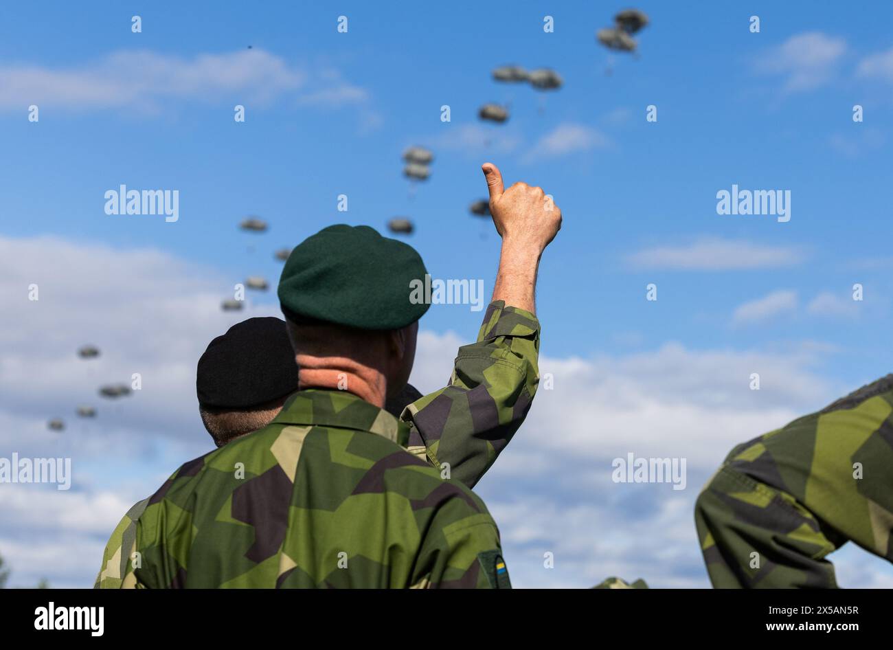 Une opération conjointe d’entrée forcée, parachutisme, avec environ 800 soldats américains, italiens, espagnols et hongrois lors de l’exercice Swift Response 24 de l’armée américaine à la base de Hagshult, comté de Småland, Suède, mardi. La réponse rapide est dirigée par l'US Army Europe & Africa et fait partie de la série d'exercices Steadfast Defender de l'OTAN (STDE 24). Banque D'Images