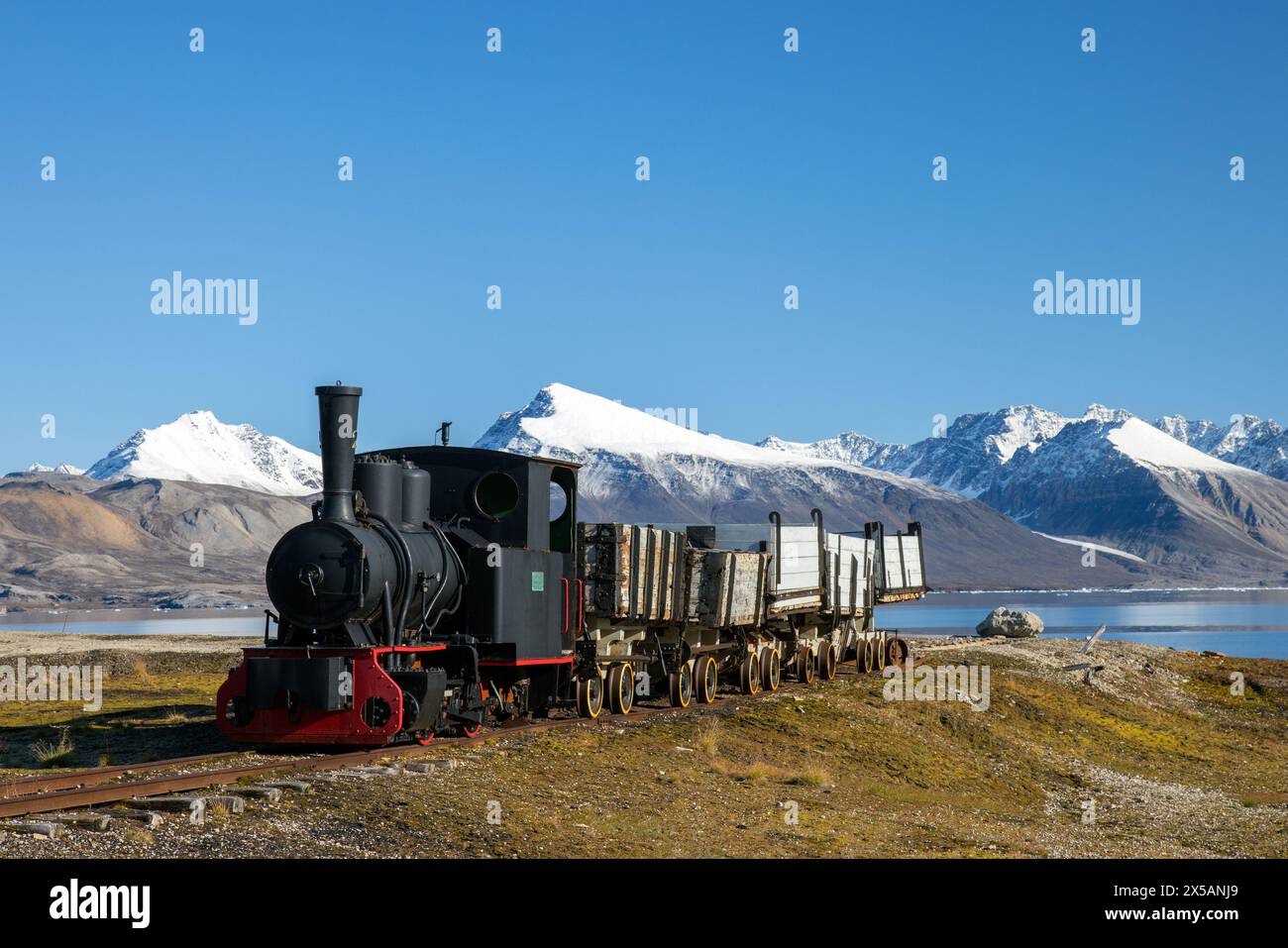 Moteur de train à vapeur / locomotive ferroviaire pour le transport de charbon dans l'ancienne ville minière NY-Alesund, Oscar II Land, Kongsfjorden, Svalbard / Spitzberg Banque D'Images