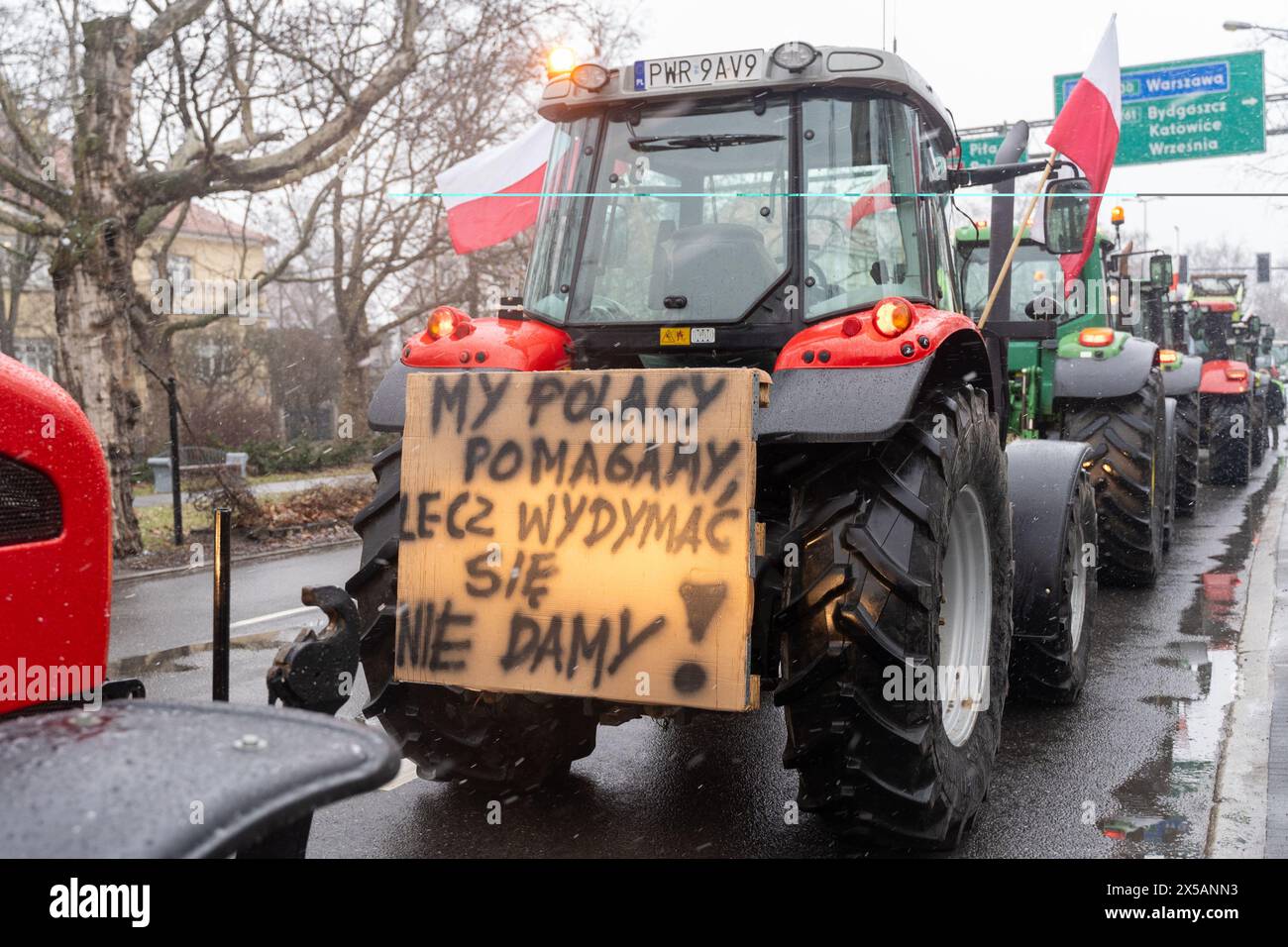 Poznan, Pologne. 9 février 2024. Une banderole ''nous, Polonais, aidons, mais nous ne serons pas trompés'' est attachée à un tracteur lors d'une manifestation d'agriculteurs. Environ 3000 tracteurs ont participé à la manifestation contre l'afflux de produits agricoles dans l'Union européenne en provenance d'agriculteurs ukrainiens à Poznan, Pologne (crédit image : © Marek Antoni Iwanczuk/SOPA images via ZUMA Press Wire) USAGE ÉDITORIAL SEULEMENT! Non destiné à UN USAGE commercial ! Banque D'Images