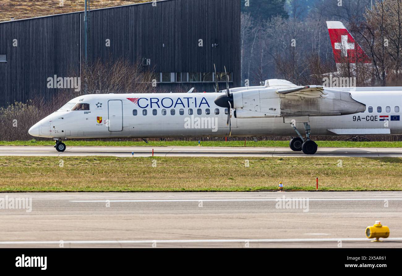 Un Bombardier Dash 8 Q400 de Croatia Airlines se rend en taxi jusqu’au terminal après l’atterrissage à l’aéroport de Zurich. Immatriculation 9A-CQE. (Zurich, Suisse, 10,03 Banque D'Images