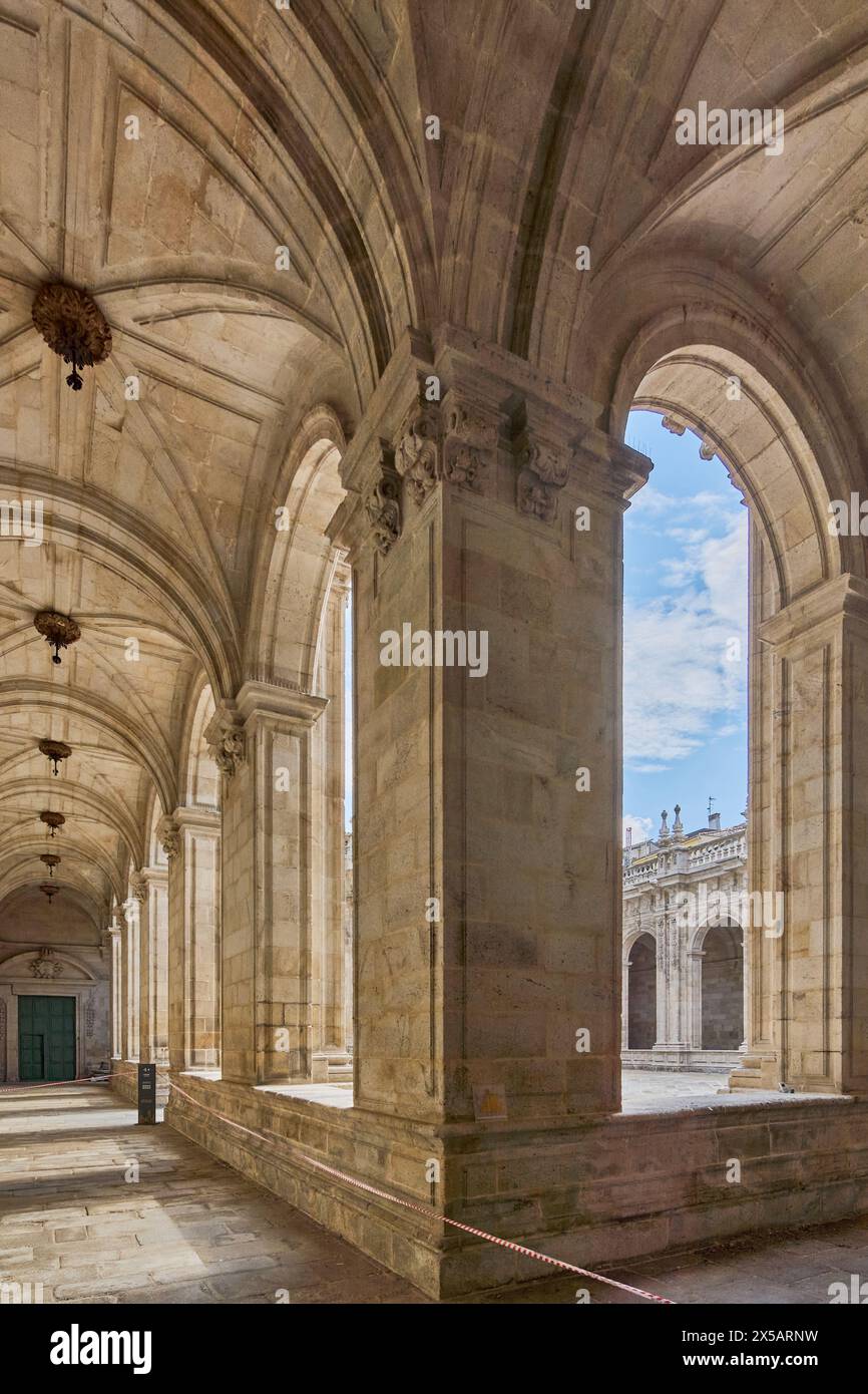 Lugo, Espagne - 05 mai 2024 : le cloître de la cathédrale de Lugo, témoignage du passé, montre la majesté de l'art gothique dans les moindres détails. Banque D'Images