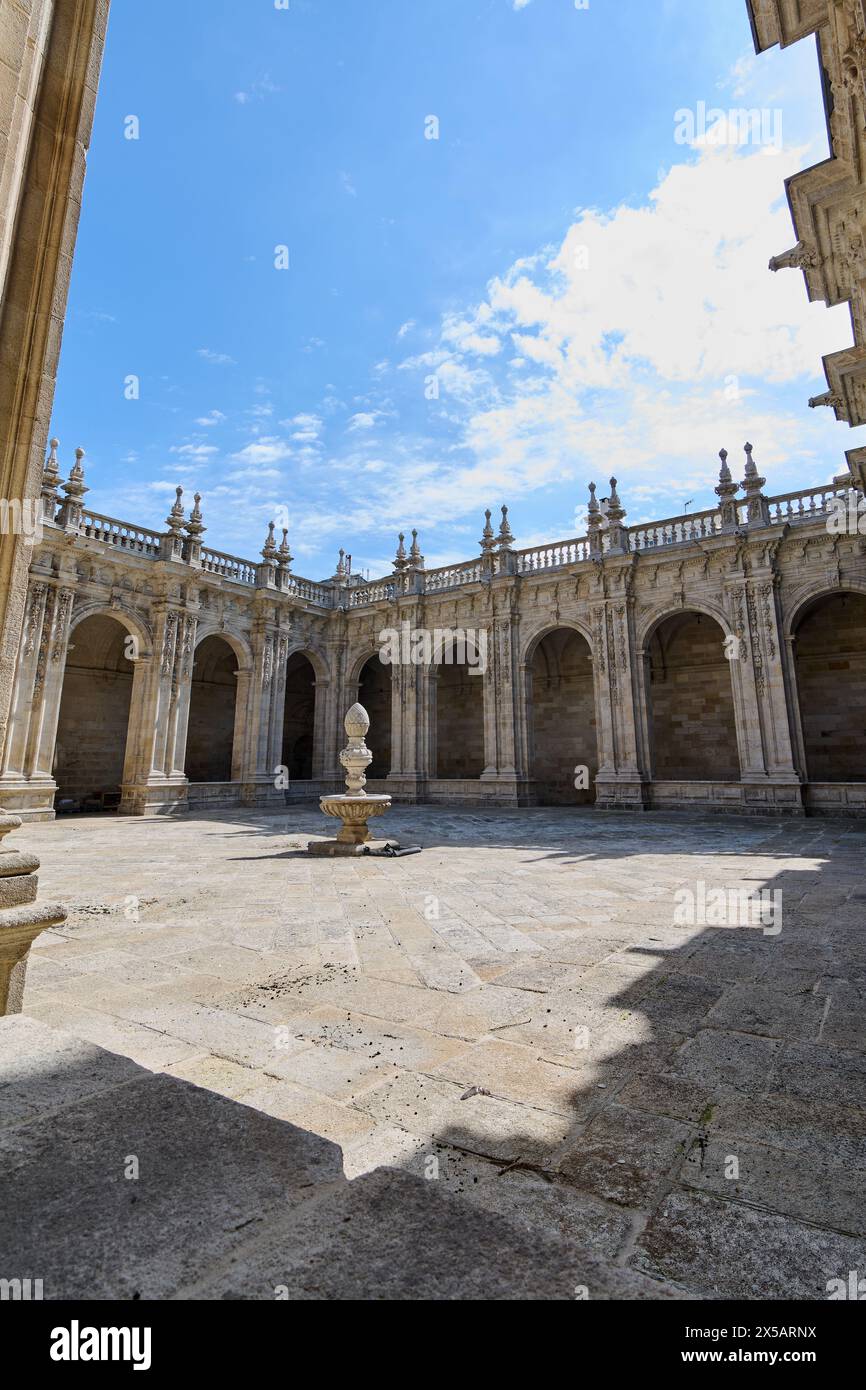 Lugo, Espagne - 05 mai 2024 : le cloître de la cathédrale de Lugo, avec son architecture impressionnante et sa riche histoire, est un point de repère dans la ville de Lugo. Banque D'Images