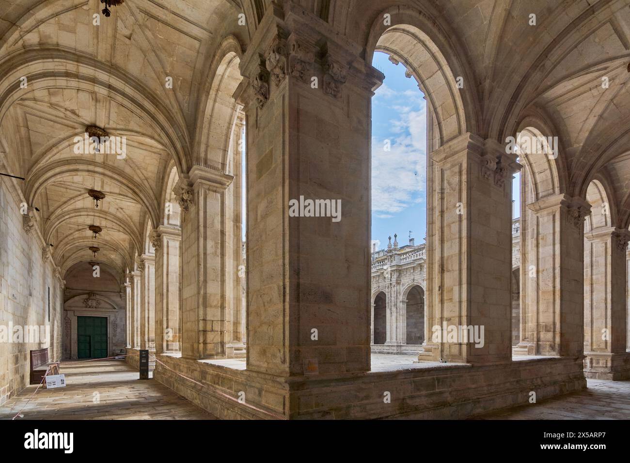 Lugo, Espagne - 05 mai 2024 : le cloître de la cathédrale de Lugo, classé au patrimoine mondial, se distingue par son impressionnante architecture gothique et elle Banque D'Images