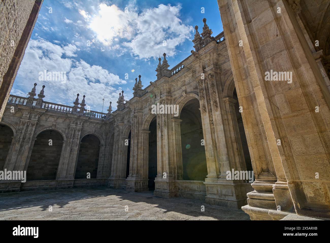 Lugo, Espagne - 05 mai 2024 : le cloître de la cathédrale de Lugo, avec sa façade impressionnante et sa riche histoire, est un témoignage de dévotion et de foi. Banque D'Images
