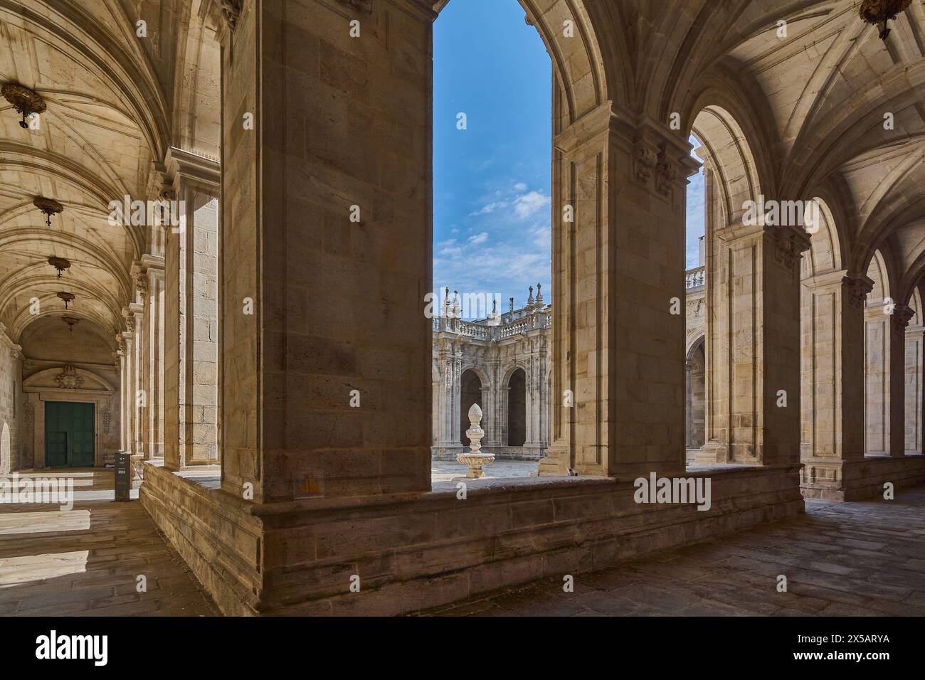 Lugo, Espagne - 05 mai 2024 : le cloître de la cathédrale de Lugo, avec son architecture gothique et son atmosphère tranquille, offre un aperçu du riche histo Banque D'Images