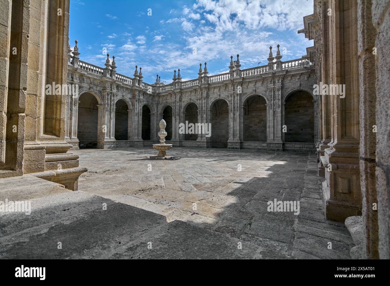 Lugo, Espagne - 05 mai 2024 : le cloître de la cathédrale de Lugo, avec son architecture impressionnante et sa riche histoire, est un point de repère dans la ville de Lug Banque D'Images