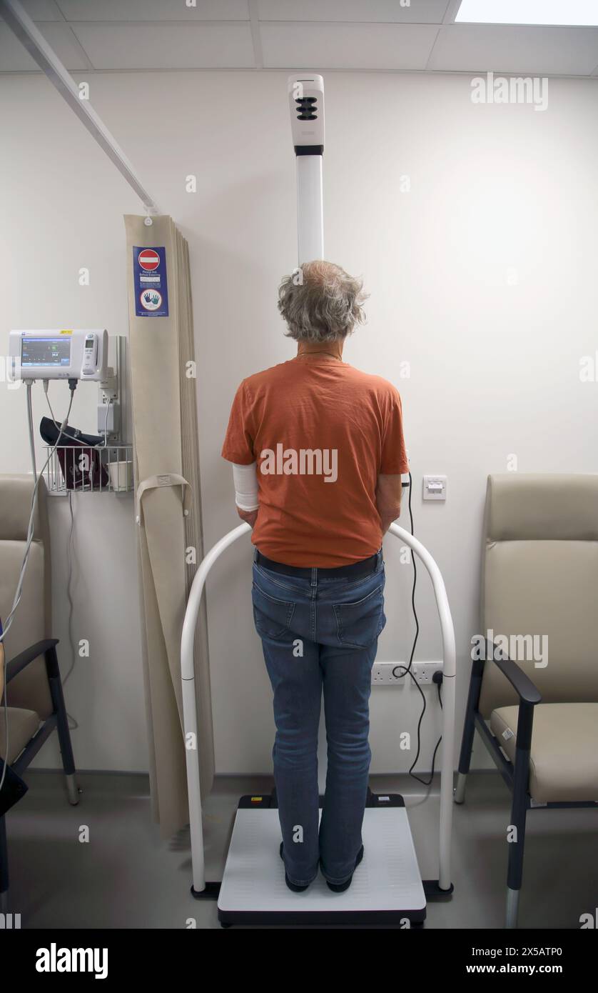Patient pesé avant traitement à l'Hôpital Surrey Angleterre Banque D'Images