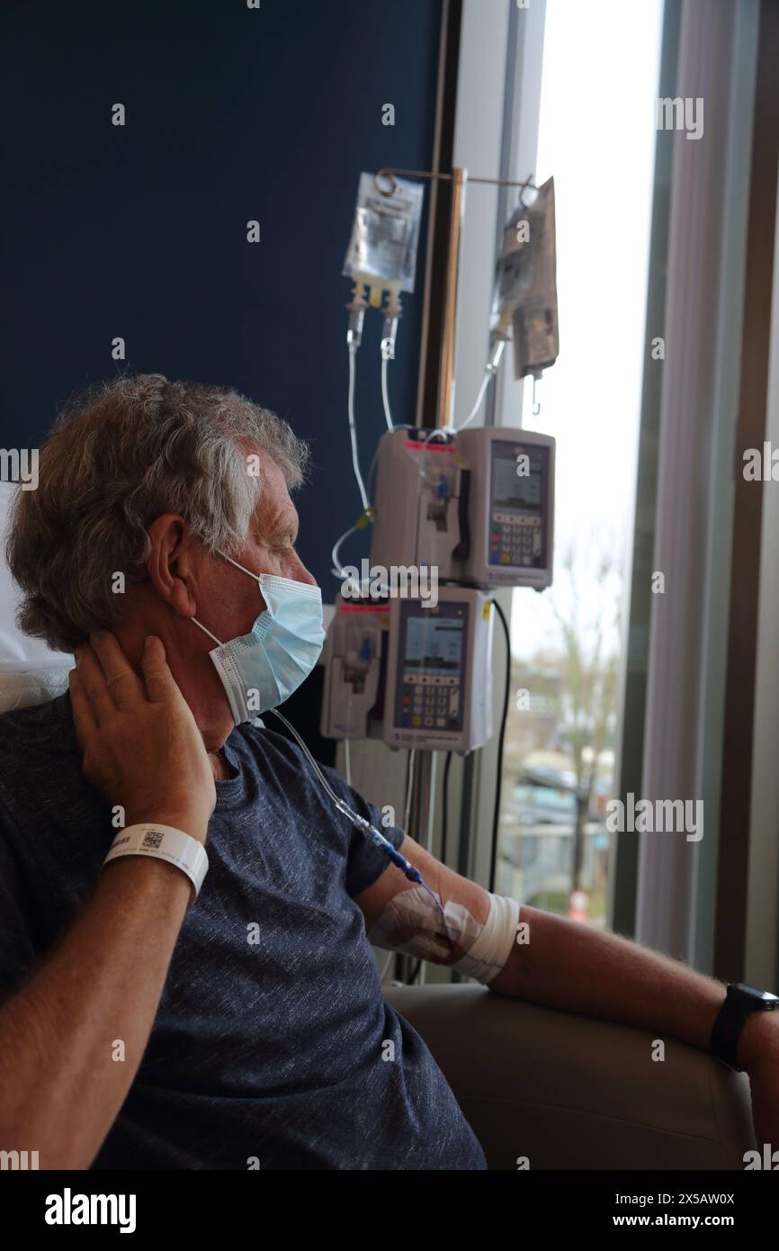 Cancer patient ayant un traitement de chimiothérapie avec perfusion intraveineuse pompe de chimiothérapie Surrey Angleterre Banque D'Images