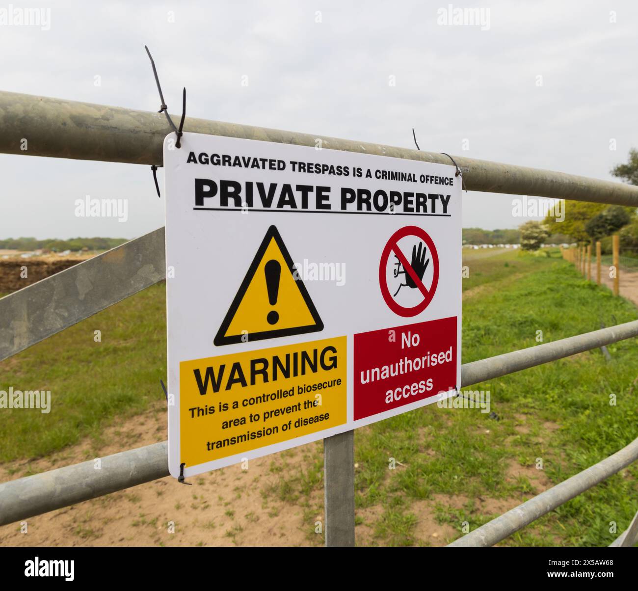 Signer sur une porte sur le périmètre d'une ferme porcine avisant le public de la propriété privée et d'une zone de biosécurité contrôlée. Covehithe, Suffolk. ROYAUME-UNI Banque D'Images