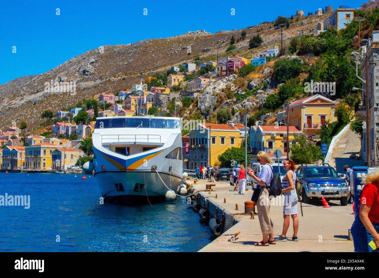 SYMI, Grèce - Jun 03, 2021 le navire est amarré dans le port de Symi, appartient à la flotte de Sebeco Lines et retourne à l'île de Rhodes. Offre IT Banque D'Images