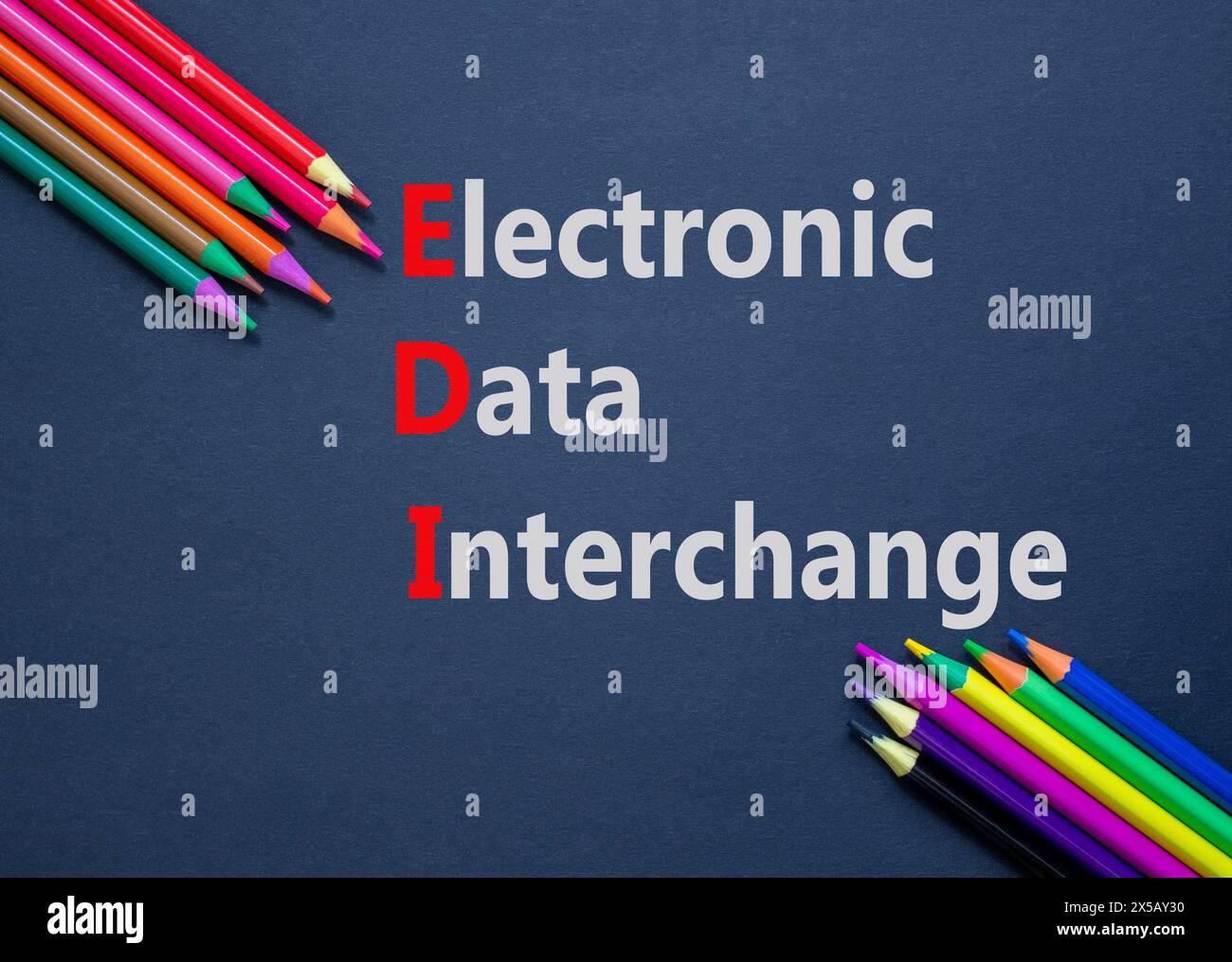 Symbole d'échange de données informatisé EDI. Mots conceptuels échange de données informatisé EDI. Beau fond noir. Crayons de couleur. Affaires et EDI e Banque D'Images