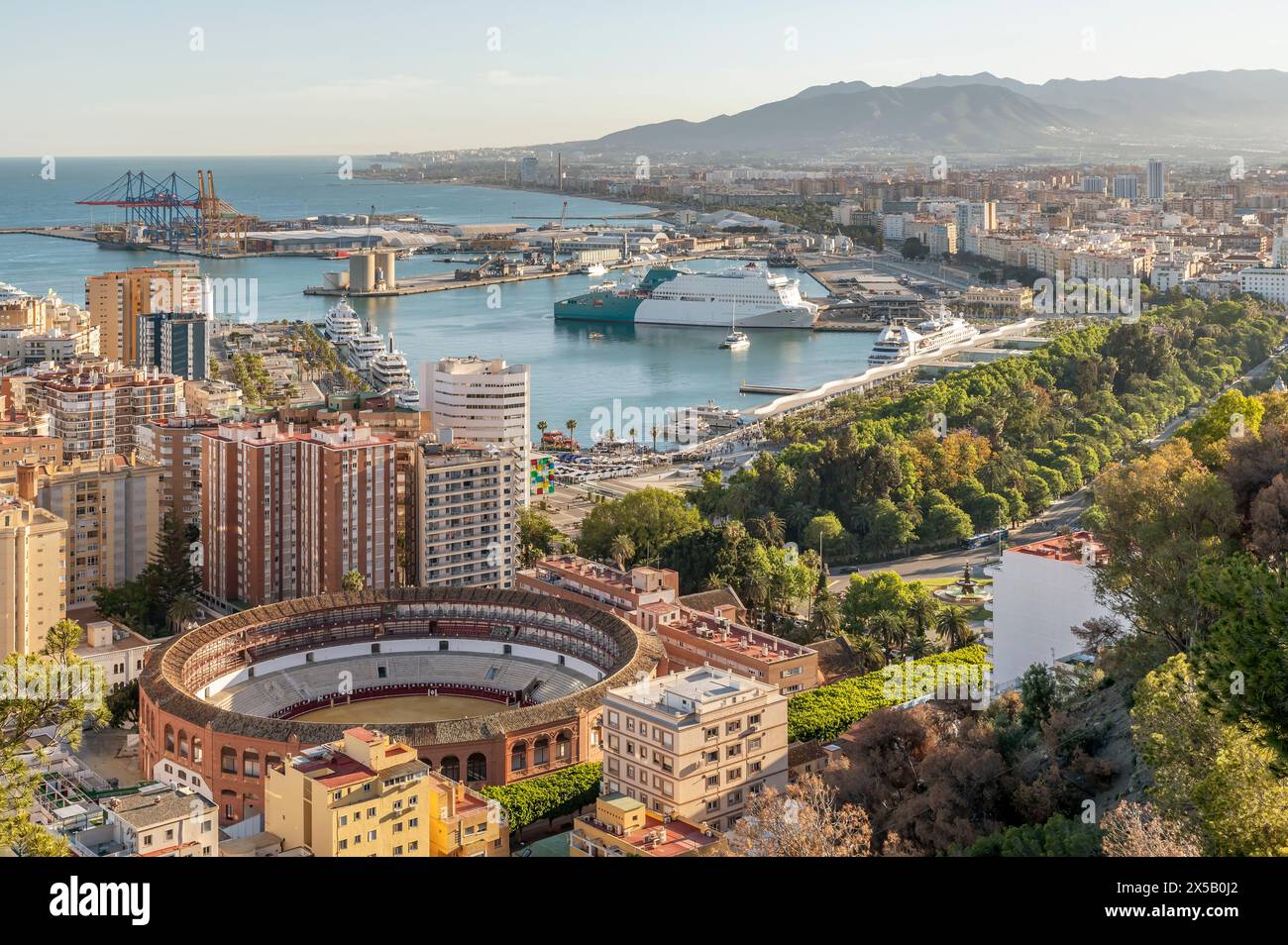 Vue aérienne du centre et du port de Malaga, Espagne Banque D'Images