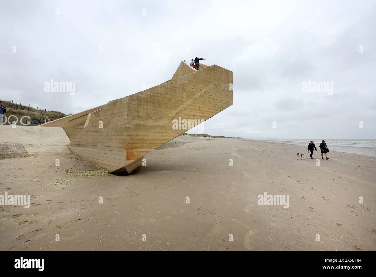 France. 08 mai 2024. © PHOTOPQR/VOIX DU NORD/Marc demeure ; 08/05/2024 ; la panne (B) le 08/05/2024. Westerpunt, escalier geometry qui forme une boucle a 6 mètres de haut offert un poin tde vue sur la reserve naturelle du Westhoek entre Bray Dunes et la panne. Photo MARC DEMEURE/la voix du Nord. La panne (B) le 05/08/2024. Nord de la France. Westerpunt, escalier géométrique qui forme une boucle de 6 mètres de haut offrant un point de vue sur la réserve naturelle Westhoek entre Bray Dunes et la panne. *** Légende locale *** crédit : MAXPPP/Alamy Live News Banque D'Images