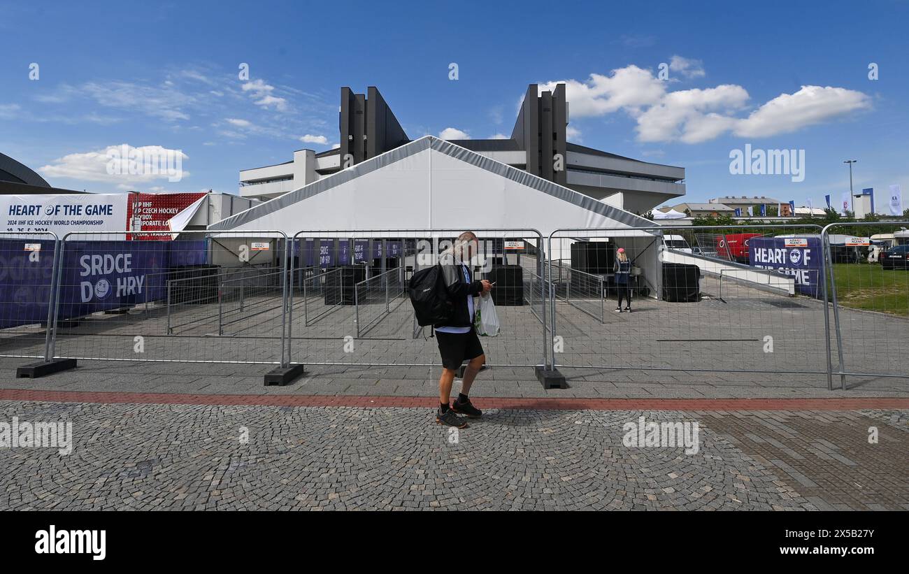 Ostrava, République tchèque. 08 mai 2024. Une des entrées de l'aréna d'Ostravar préparée pour le Championnat du monde de hockey sur glace à Ostrava, en République tchèque, le 8 mai 2024. Crédit : Jaroslav Ozana/CTK photo/Alamy Live News Banque D'Images