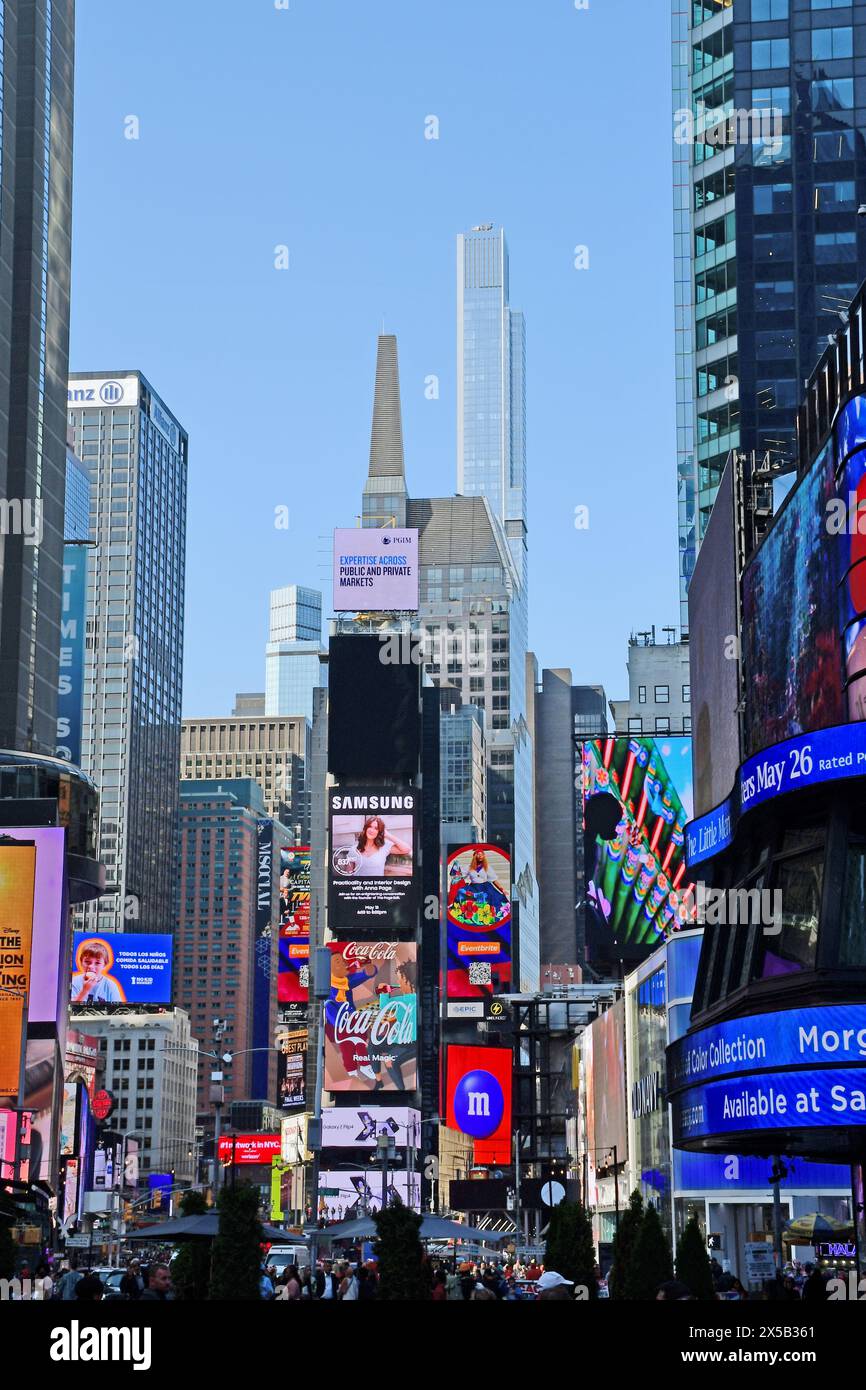 Vue crépusculaire de Times Square, Broadway, Manhattan, New York, États-Unis Banque D'Images