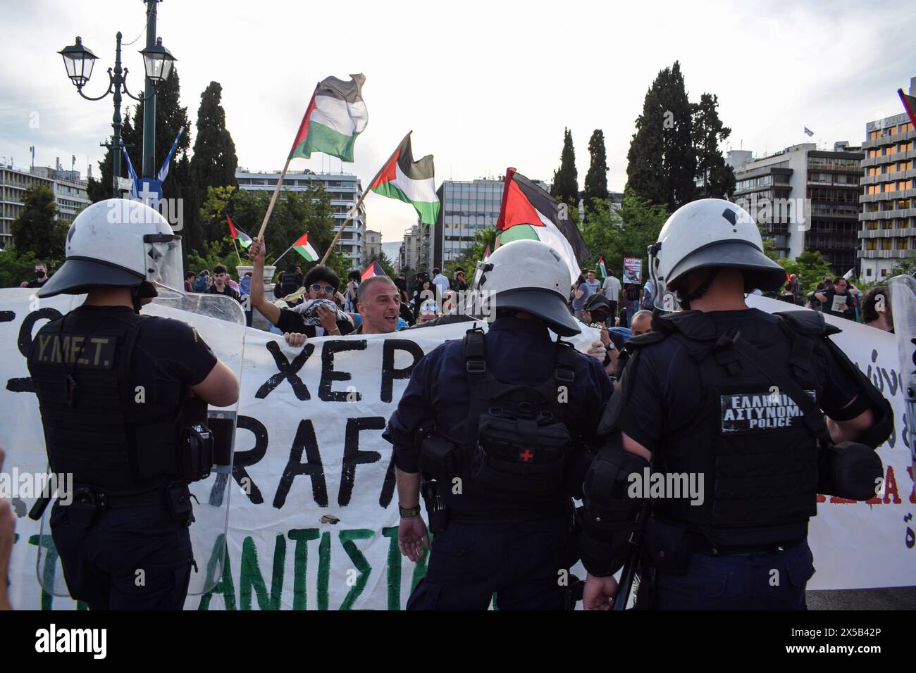 Athènes, Grèce. 7 mai 2024. Les manifestants scandent des slogans contre la police juste après que la police antiémeute a lancé des gaz lacrymogènes, lors d'une manifestation pro-palestinienne contre les actions israéliennes à Rafah. Crédit : Dimitris Aspiotis/Alamy Banque D'Images