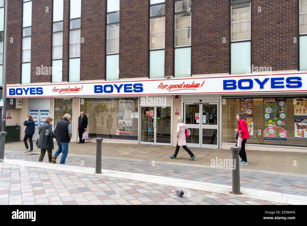 Une succursale du grand magasin Boyes dans une rue commerçante animée de la ville de Darlington, au Royaume-Uni Banque D'Images