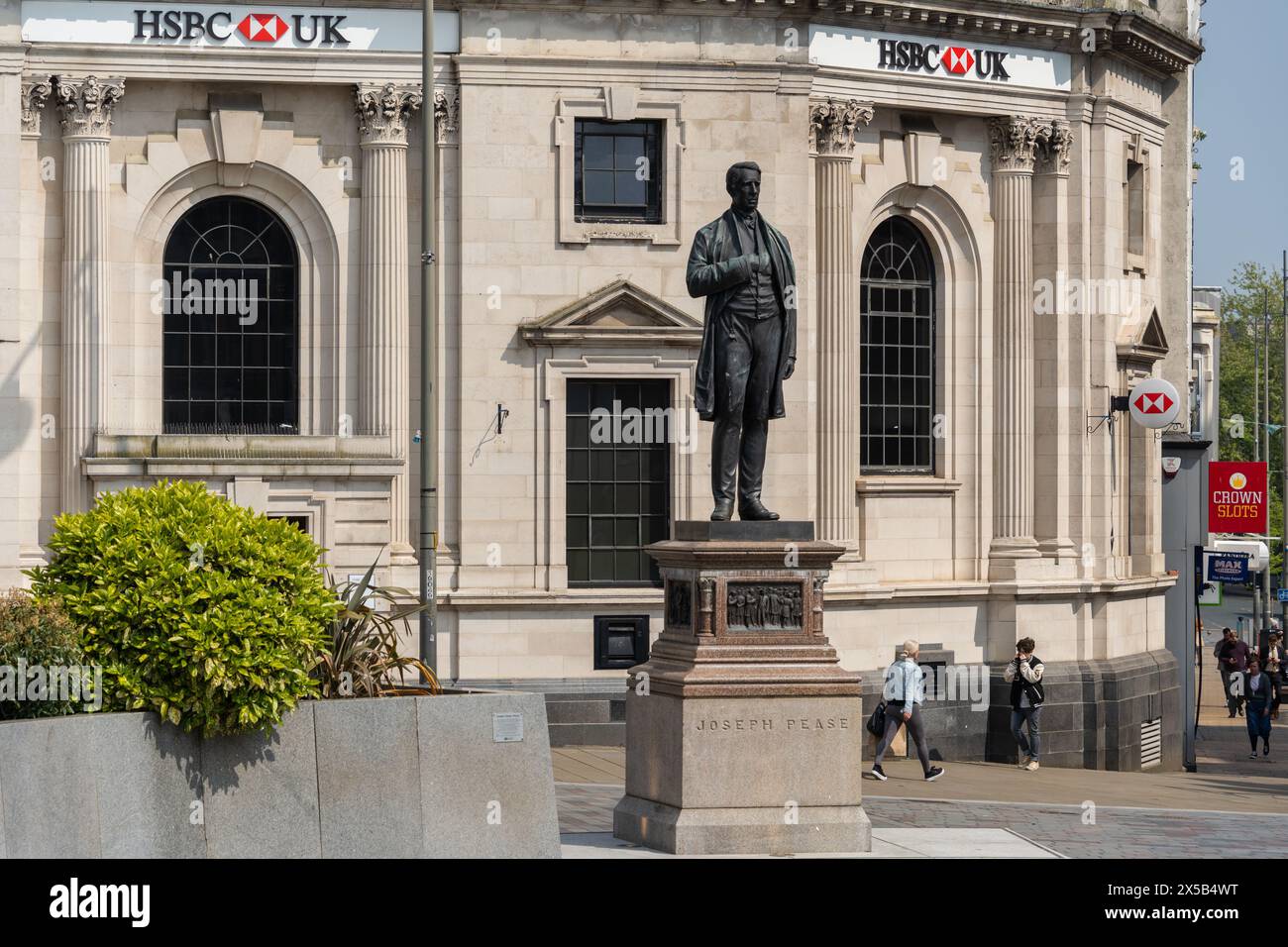 Statue de Joseph Pease, le premier député quaker britannique, un point de repère sur High Row dans le centre-ville de Darlington, Royaume-Uni Banque D'Images