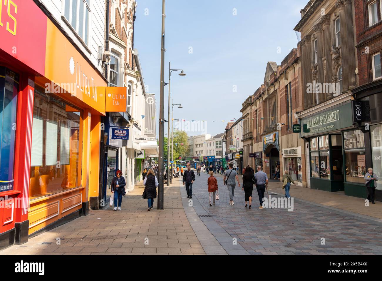 Les gens qui font du shopping dans le centre-ville de Darlington, Royaume-Uni. Concept de vente au détail et d'économie au Royaume-Uni. Banque D'Images