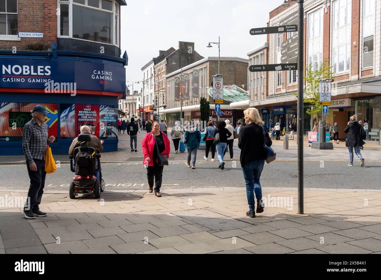 Les gens qui font du shopping dans le centre-ville de Darlington, Royaume-Uni. Concept de vente au détail et d'économie au Royaume-Uni. Banque D'Images