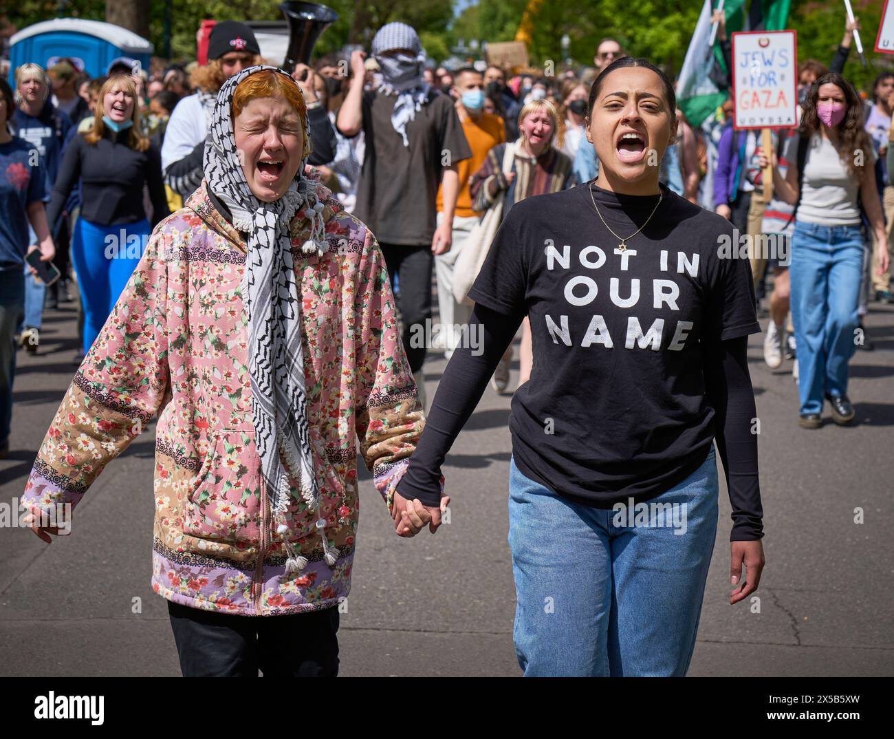 Salem Khoury, palestinien, et Gabriela Moreno, juive, étudiantes de l'Université de l'Oregon, ont organisé une manifestation contre la guerre à Gaza. Banque D'Images