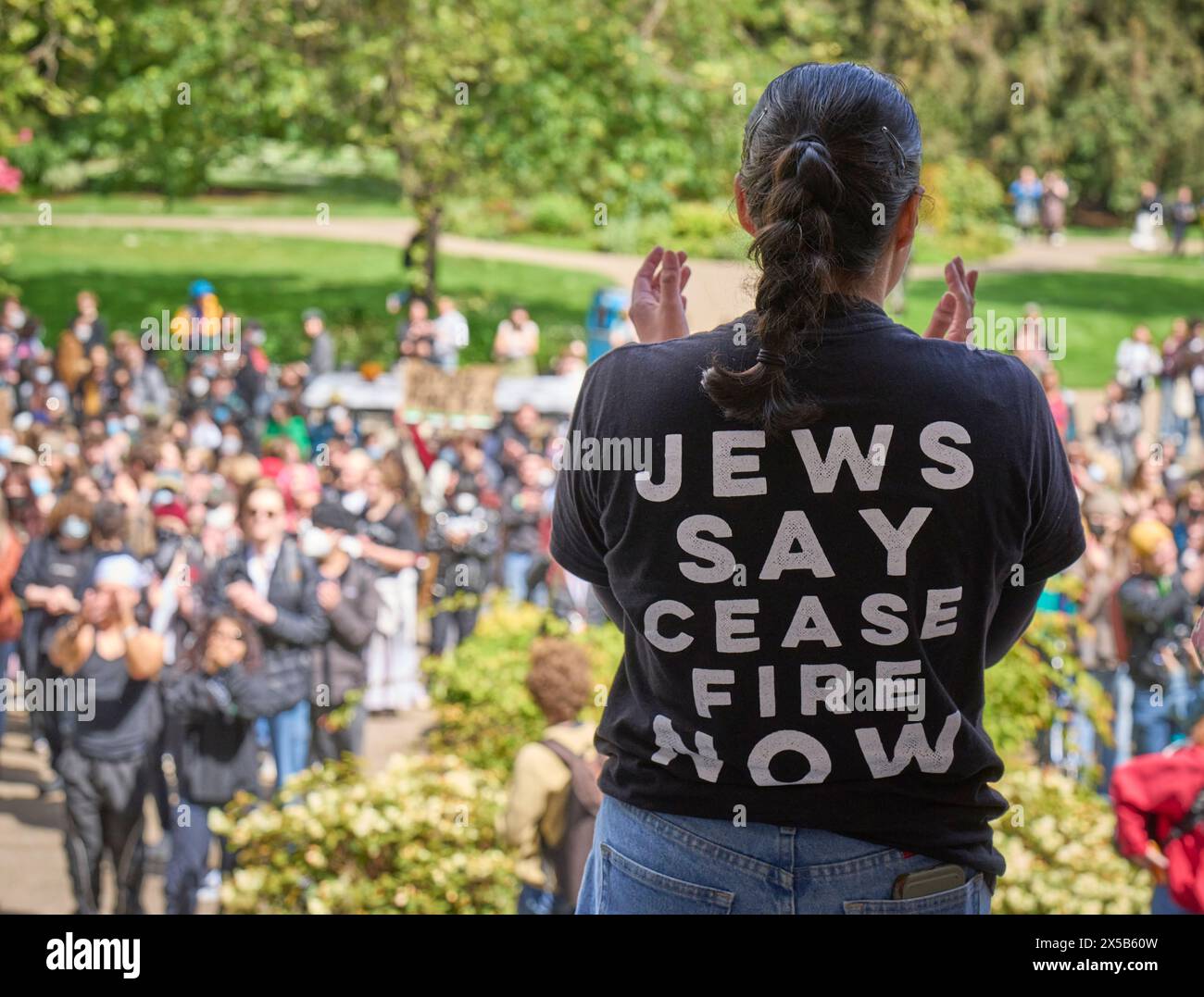 Gabriela Moreno, étudiante à l'Université de l'Oregon, membre de Jewish Voice for Peace, regarde une manifestation du 8 mai 2024 sur le campus d'Eugene, O Banque D'Images