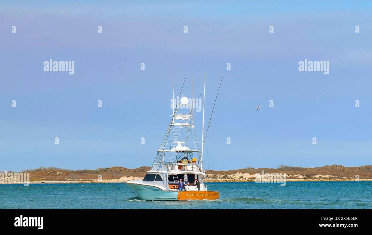 PORT ARANSAS, TX - 28 FEB 2020 : le FREEBIRD, un magnifique bateau de pêche navigue sur l'eau bleue calme par une journée ensoleillée. Banque D'Images