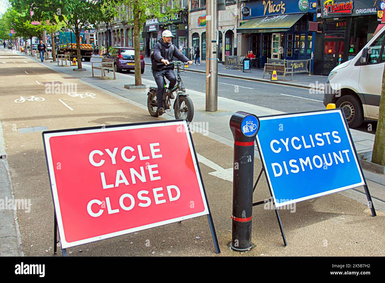 Glasgow, Écosse, Royaume-Uni. 8 mai 2024 : Sauchiehall Street de retour dans les nouvelles comme la rue argyle sur le point d'obtenir le même traitement avant que sauchiehall soit fini avec le seul bonbon pour les yeux est une nouvelle murale dédiée à la vie nocturne de glasgow pour égayer la rue commerçante sombre. Crédit Gerard Ferry /Alamy Live News Banque D'Images