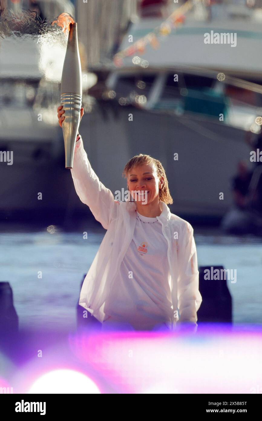French Paralympic athlete Nantenin Keïta, holds the Olympic torch during the torch arrival ceremony in Marseille, southern France, Wednesday May 8, 2024. After leaving Marseille, a vast relay route is undertaken before the torch odyssey ends on July 27 in Paris. The Paris 2024 Olympic Games will run from July 26 to Aug.11, 2024. Keita is visually impaired and won a gold medal during the 2016 Olympics in Rio de Janeiro. (Ludovic Marin, Pool via AP) Banque D'Images