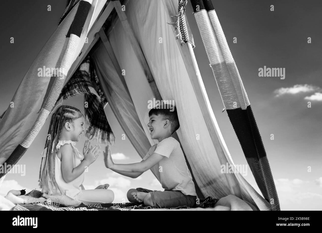 Camping enfants heureux. Enfants en tente à l'extérieur. Concept de l'enfance. Adaptation des enfants. Week-end d'été. Banque D'Images