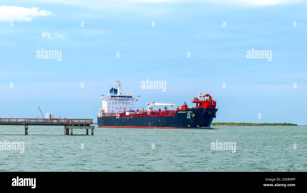 PORT ARANSAS, TX - 24 FÉVRIER 2020 : le TAMPA OUTRE-MER, un pétrolier, passe devant un quai sur le chenal entre Corpus Christi, Texas et Th Banque D'Images