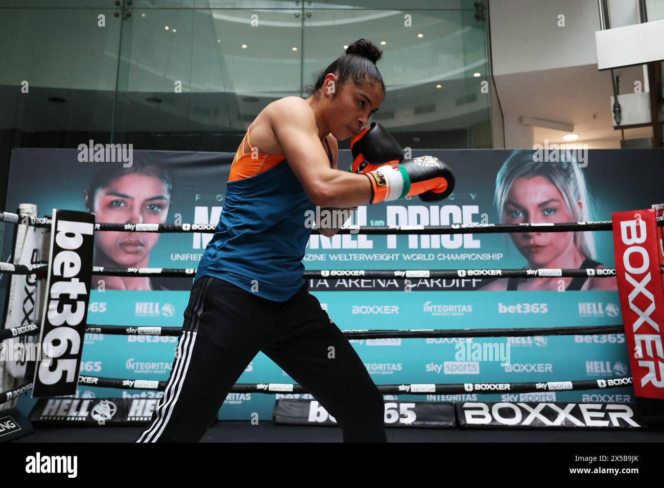 Cardiff, Royaume-Uni. 08 mai 2024. Jessica McCaskill du Missouri, États-Unis lors de l'entraînement public Jessica McCaskill v Lauren Price MBE au Capitol Shopping centre à Cardiff, pays de Galles le 8 mai 2024. Préparatifs pour la lutte pour les titres des poids lourds du WBA, IBO & Ring Magazine à Cardiff ce week-end. Usage éditorial exclusif, photo par Andrew Orchard/Andrew Orchard photographie sportive/Alamy Live News crédit : Andrew Orchard photographie sportive/Alamy Live News Banque D'Images