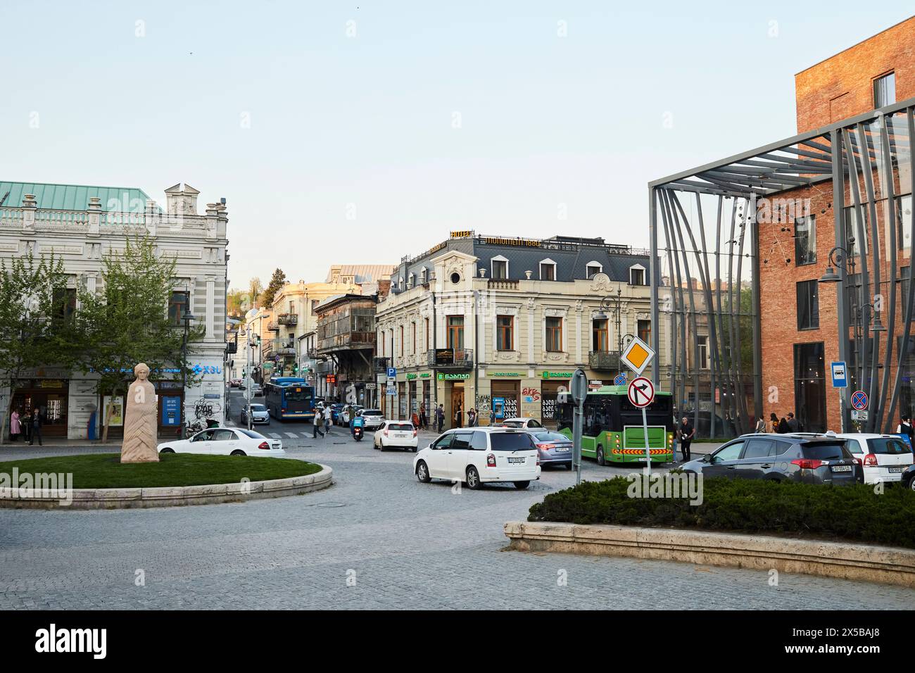 Tbilissi, Géorgie - 18 avril 2024 : vue sur les rues de Tbilissi Banque D'Images