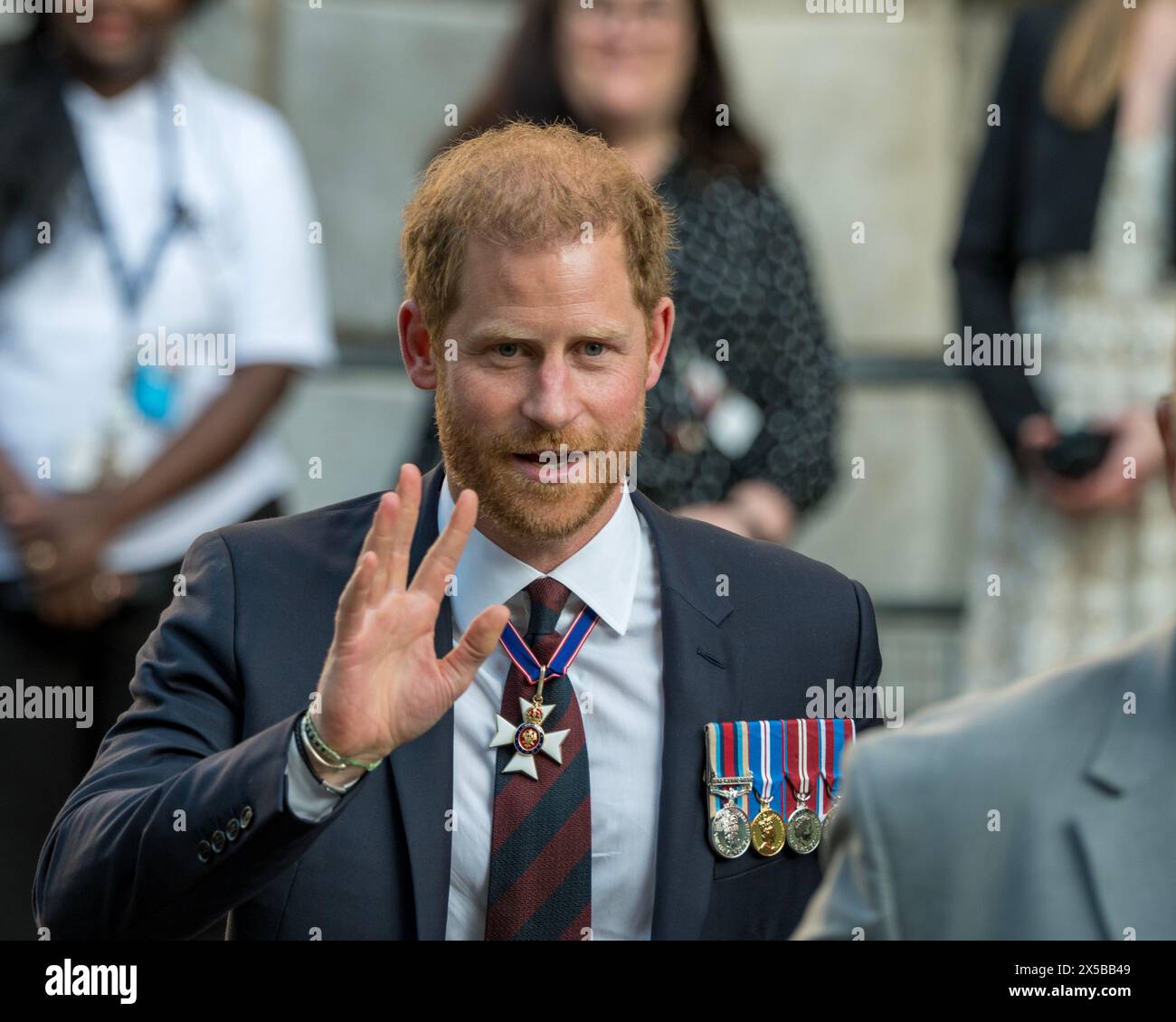 Londres, Royaume-Uni 8 mai 2024 le prince Harry quitte la cathédrale Saint-Paul, après avoir assisté à un service commémorant le dixième anniversaire des Jeux Invictus. Il est accueilli à l'extérieur par des foules acclamantes et s'arrête pour serrer la main de partisans et de partisans. Banque D'Images