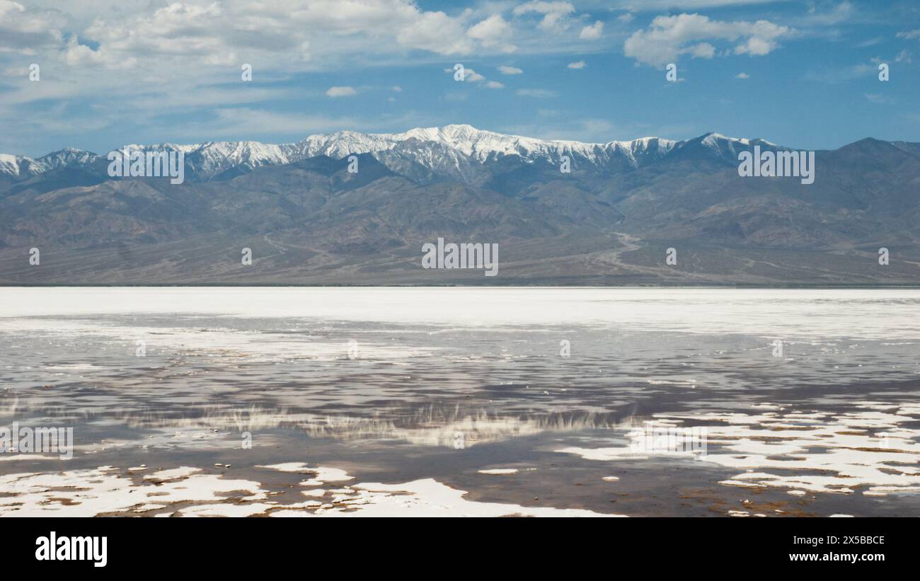 Pic du télescope, montagnes Panamint reflété dans le lac Manly Banque D'Images