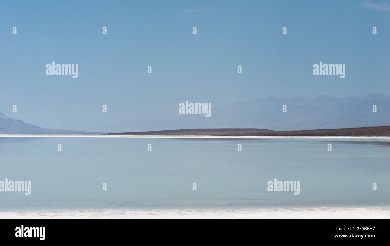 Paysage des salines du Bad Water Basin où le lac Manly s'est formé après des pluies torrentielles Banque D'Images