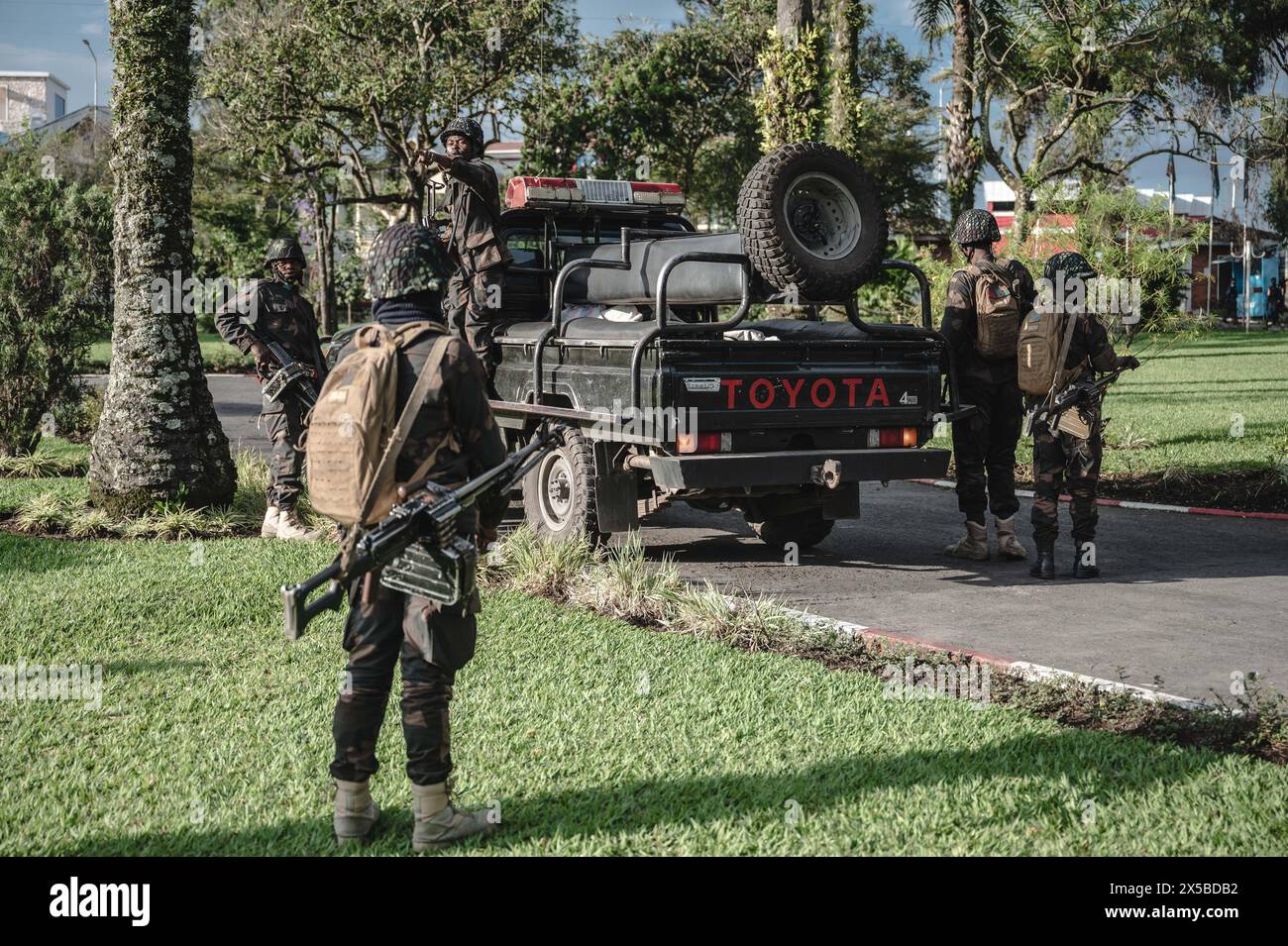 Goma, Dr Congo. 8 mai 2024. La photo prise le 11 avril 2024 montre des soldats de l’armée congolaise en patrouille à Goma, dans la province du Nord-Kivu, dans l’est de la République démocratique du Congo (RDC). Plongée dans le conflit avec les rebelles armés et submergée par l'une des pires crises humanitaires au monde, la province du Nord-Kivu, épicentre des hostilités situé dans l'est de la République démocratique du Congo (RDC), est aux prises avec une situation "inquiétante" et "imprévisible", a averti le gouverneur militaire de la province, Peter Chirimwami. Crédit : Wang Guansen/Xinhua/Alamy Live News Banque D'Images