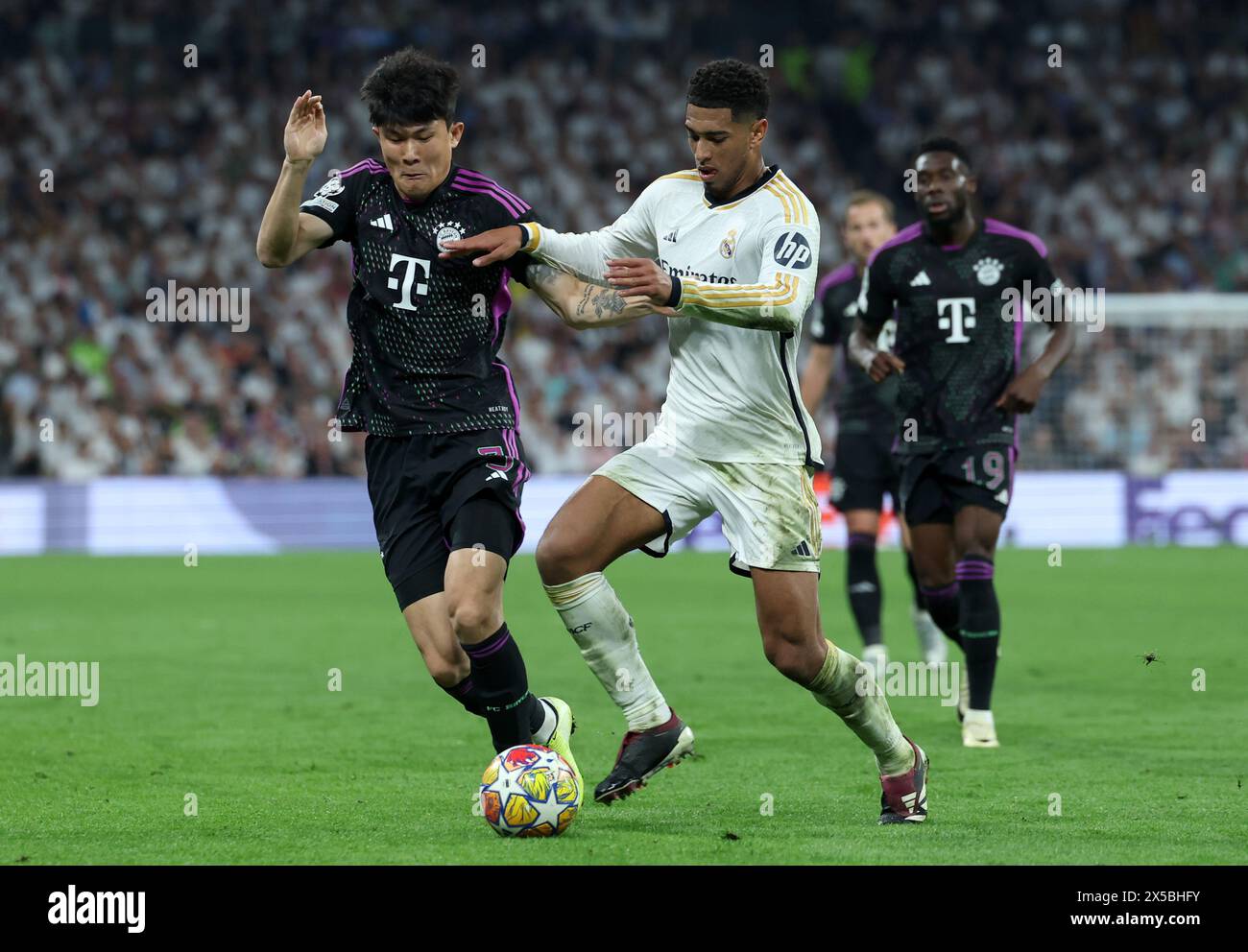 Min-Jae Kim du Bayern Munich (à gauche) et Jude Bellingham du Real Madrid se battent pour le ballon lors de la demi-finale de la Ligue des champions de l'UEFA, match de deuxième manche au Santiago Bernabeu, Madrid. Date de la photo : mercredi 8 mai 2024. Banque D'Images