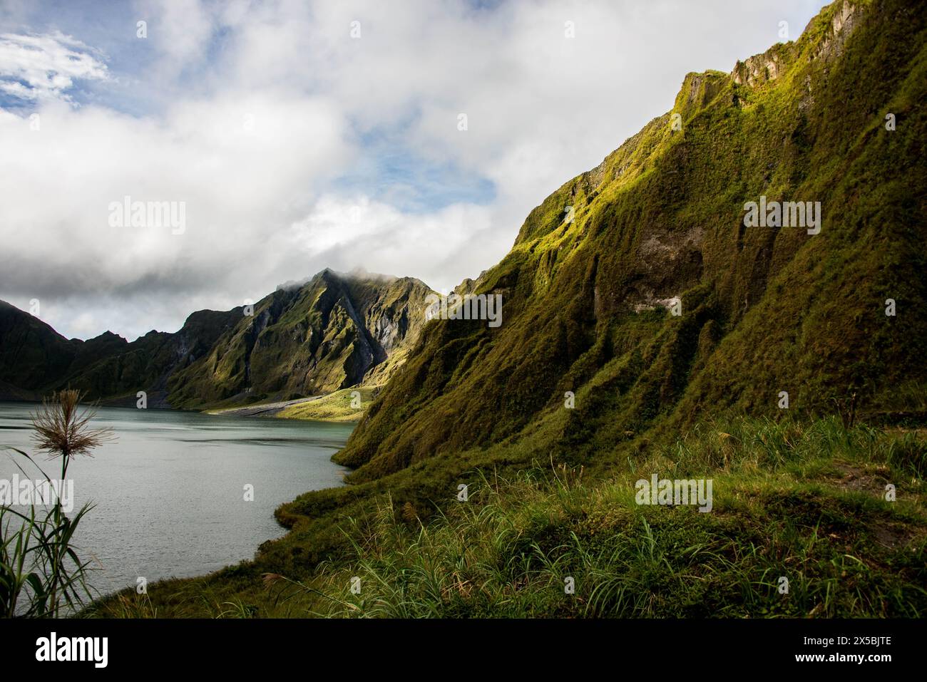 Vue sur le lac Pinatubo, lac de cratère au mont Pinatubo, Zambales, Luzon, Philippines Banque D'Images