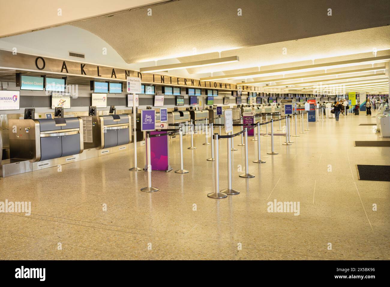 Oakland, Californie, États-Unis : 1 mai 2024 : un débat animé est en cours concernant un changement de nom pour l'aéroport international d'Oakland. (Une rangée de comptoir d'enregistrement) Banque D'Images