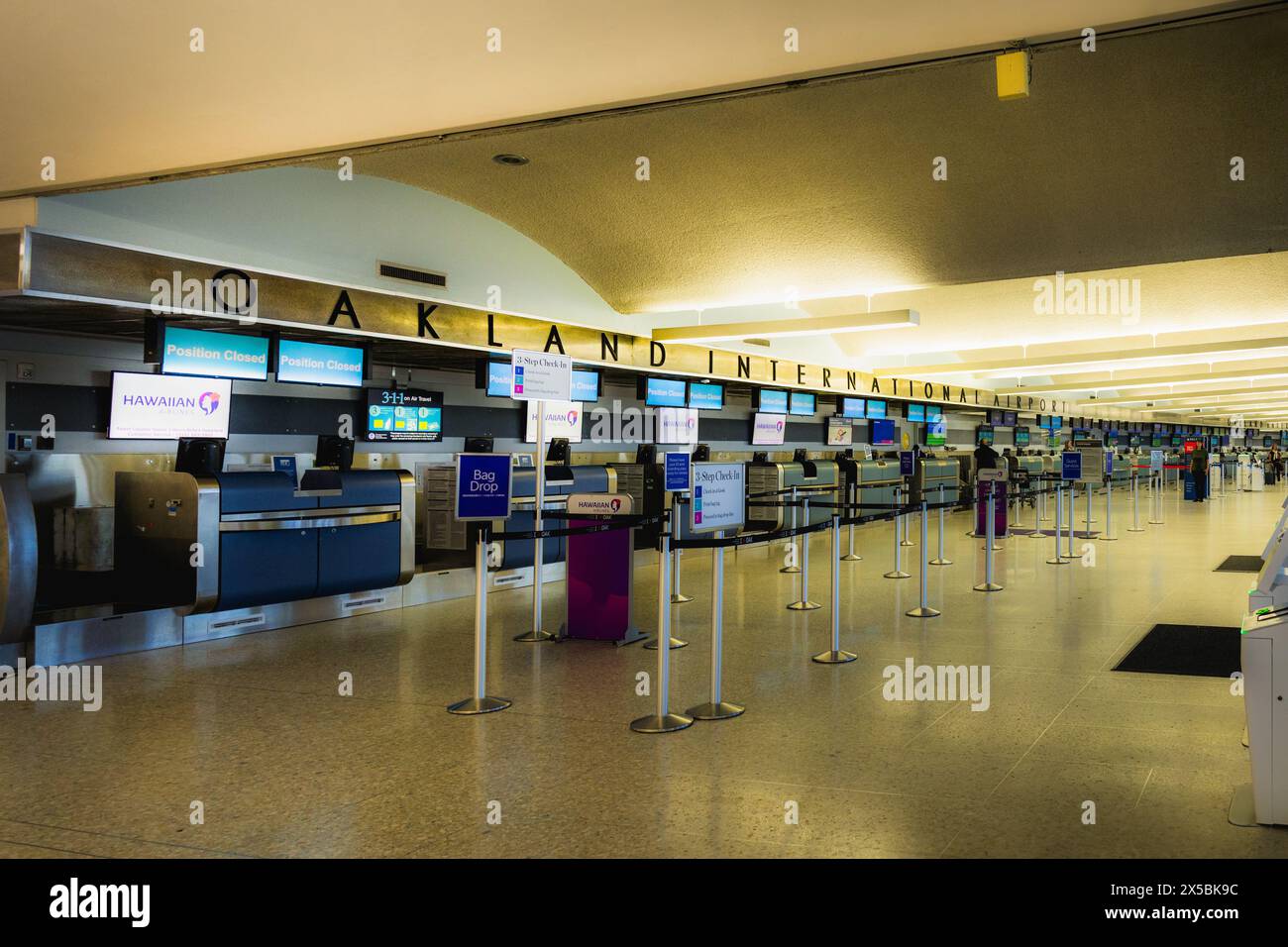 Oakland, Californie, États-Unis : 1 mai 2024 : un débat animé est en cours concernant un changement de nom pour l'aéroport international d'Oakland. (Une rangée de comptoir d'enregistrement) Banque D'Images