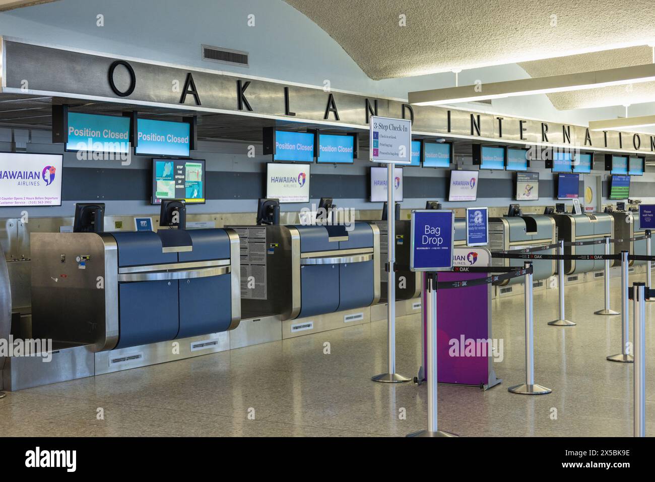 Oakland, Californie, États-Unis : 1 mai 2024 : un débat animé est en cours concernant un changement de nom pour l'aéroport international d'Oakland. (Une rangée de comptoir d'enregistrement) Banque D'Images