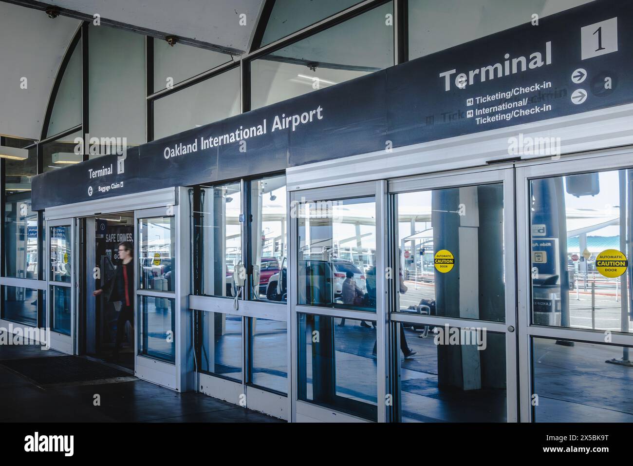 Oakland, Californie, États-Unis : 1er mai 2024 : entrée du terminal1. Un débat animé est en cours concernant un changement de nom pour l'aéroport international d'Oakland. Banque D'Images
