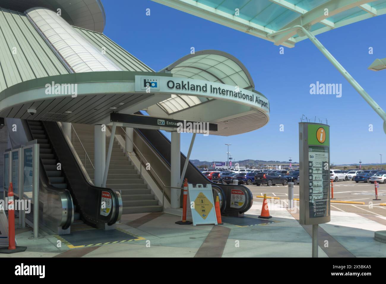 Oakland, Californie, États-Unis. 01 mai 2024 : la gare BART offre une entrée facile à l'aéroport international d'Oakland. Banque D'Images